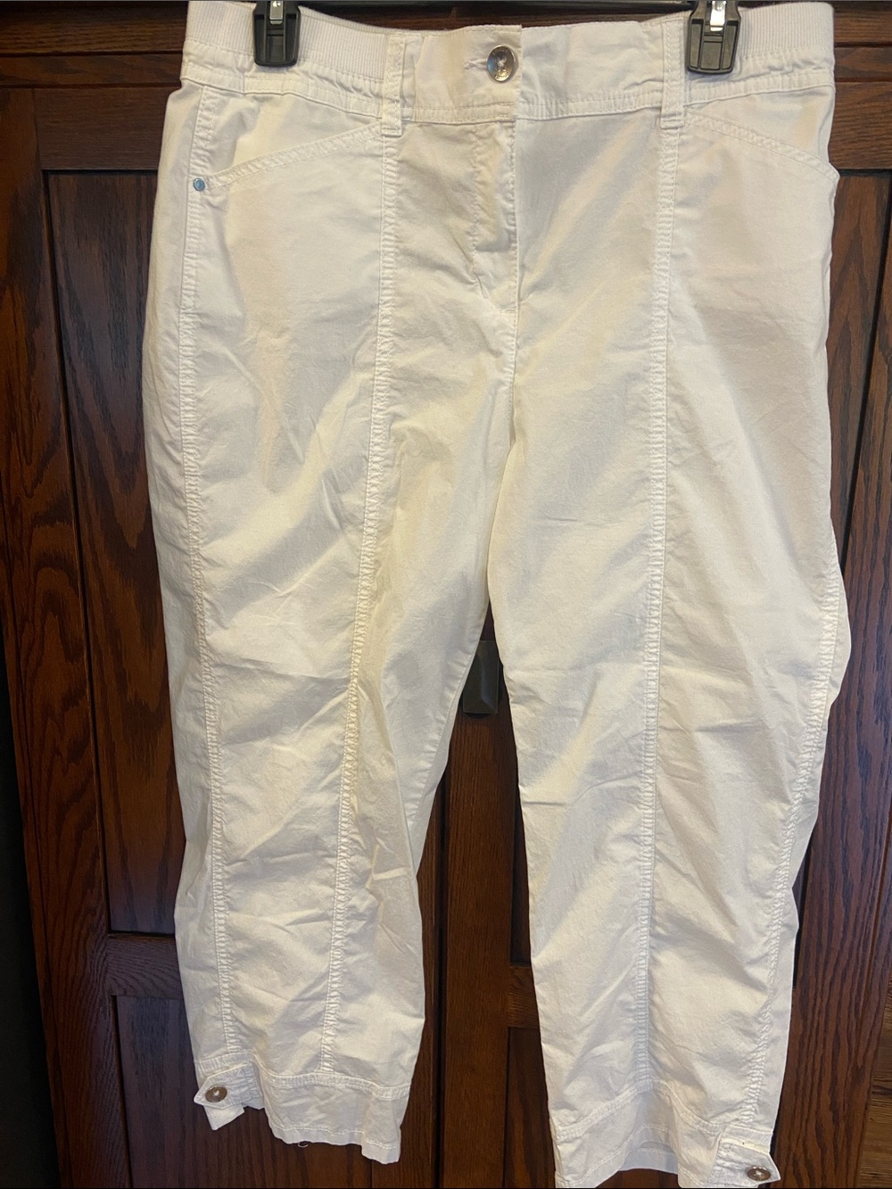 Chico’s summer capri White cropped pants with detailed cuff. Size 1 (8-10)